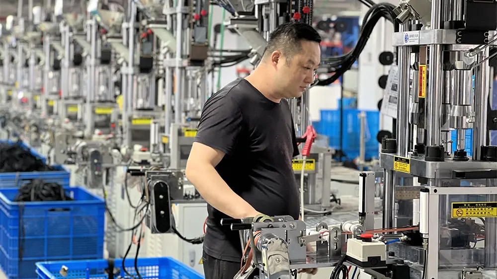 El gigante de las cremalleras reconfigura el ecosistema industrial con tecnología