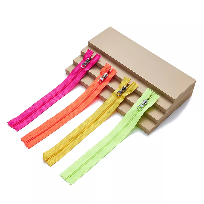 Cremallera de nailon ligera.