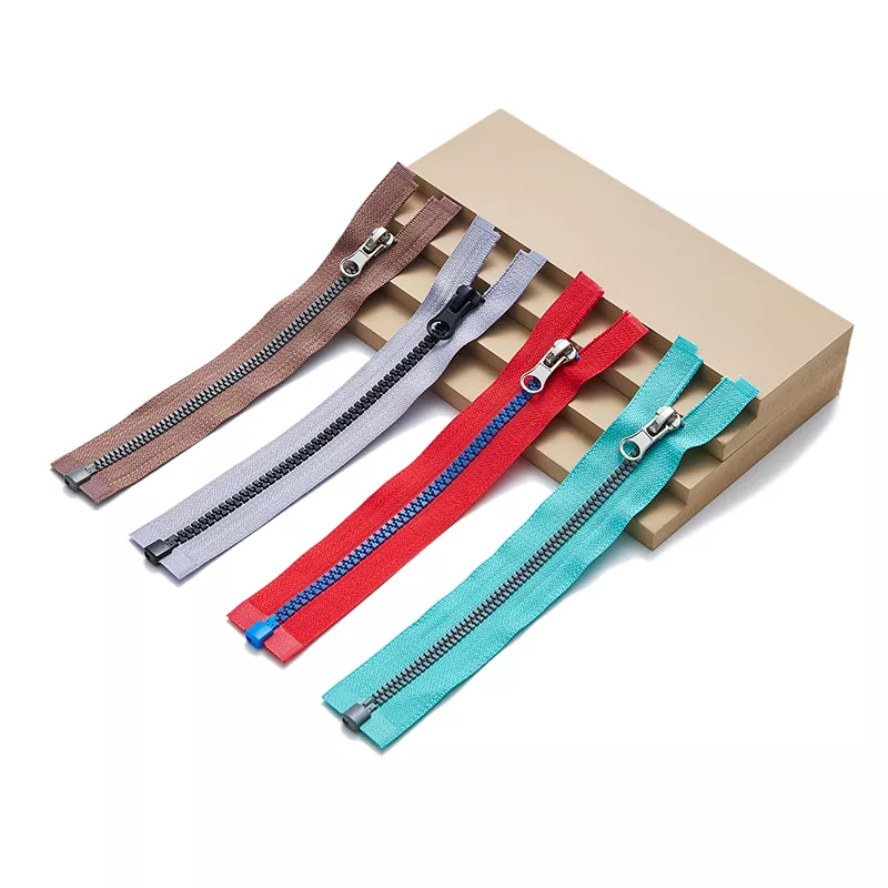 Cremallera de plástico con dientes de forma especial