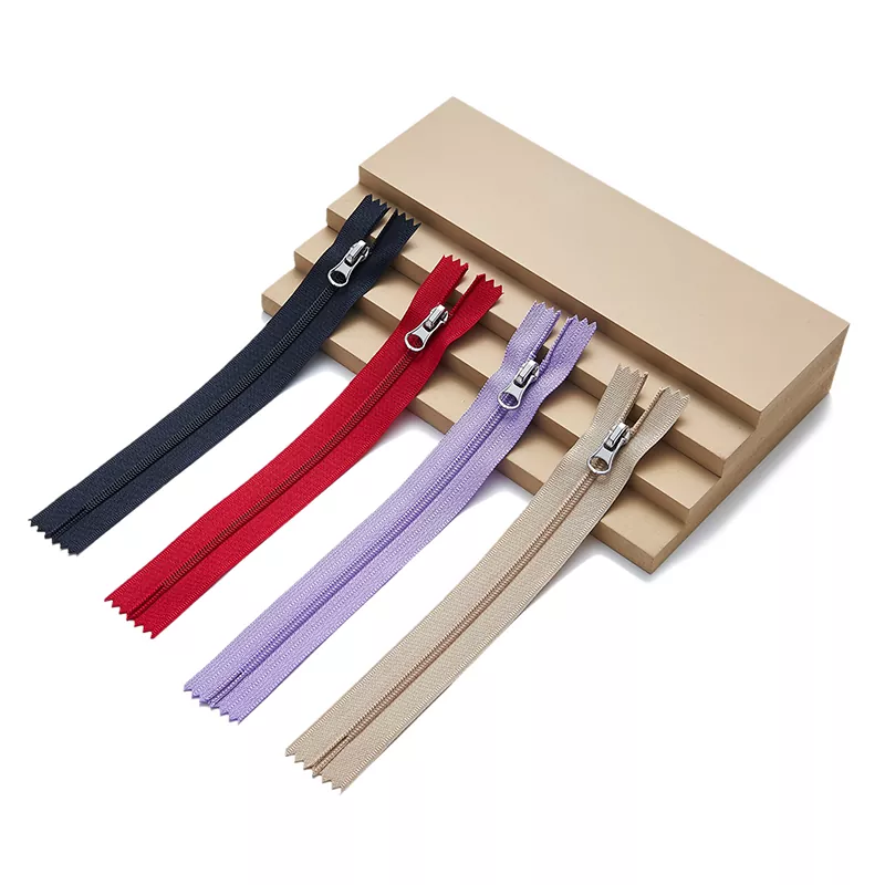 Cremallera de nailon estándar.