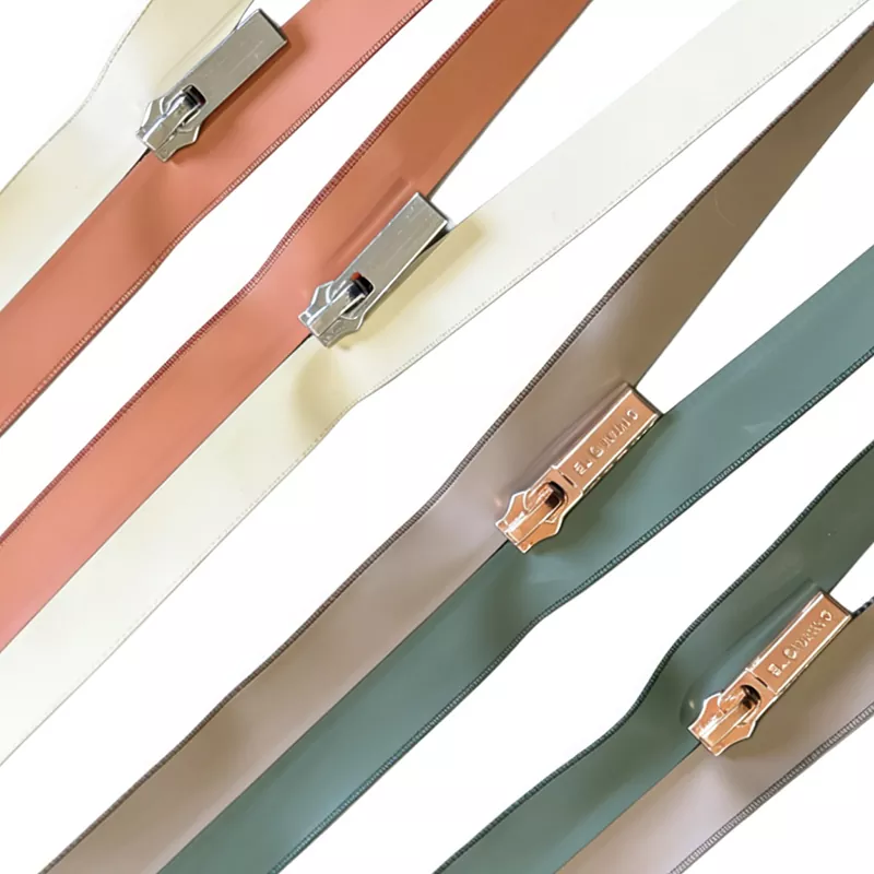 Cremallera entrelazada de nailon impermeable.